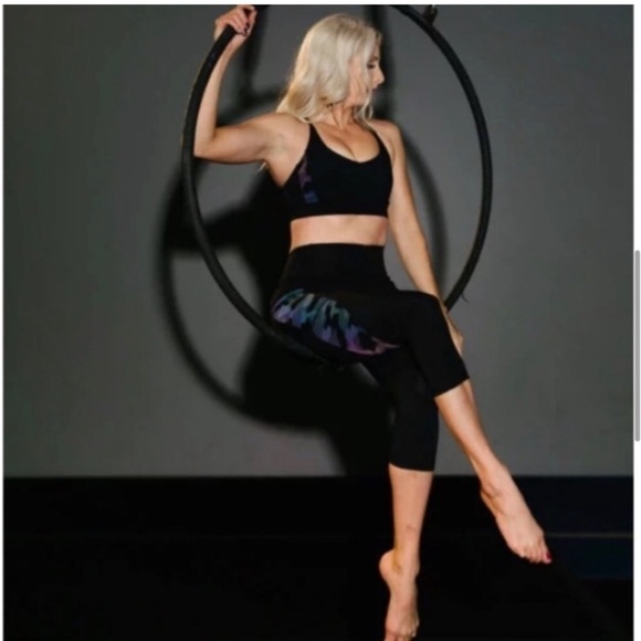 ZYIA Pants - Zyia Black Camo Reflective Pocket Brilliant Capri